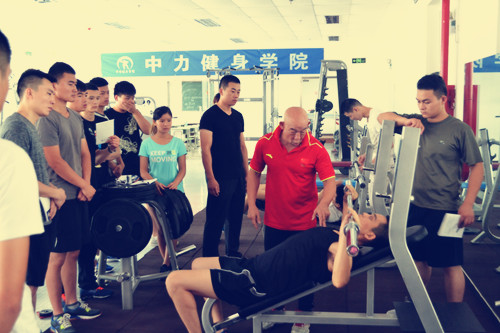 Bsport体育在家练起来!广东男篮体能外教带来硬核健身教学