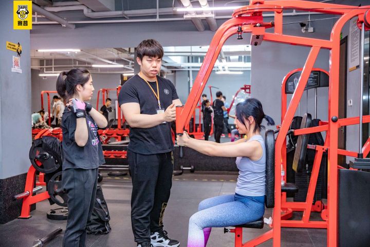 6大健身房肩部训练动作教学肌肉型男Bsport体育示范+图解！